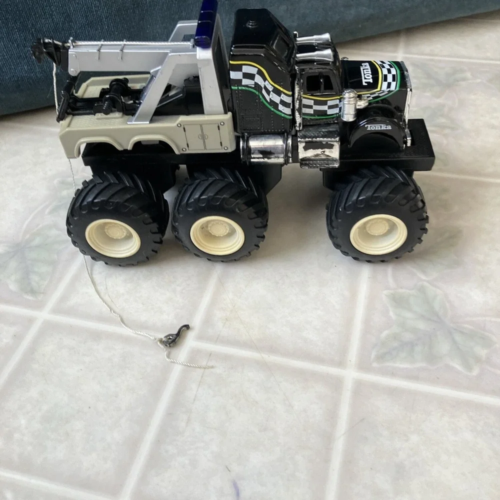 2003 Tonka Hasbro Roadside Service Tow Truck Black Checkered Flag Graphic‎